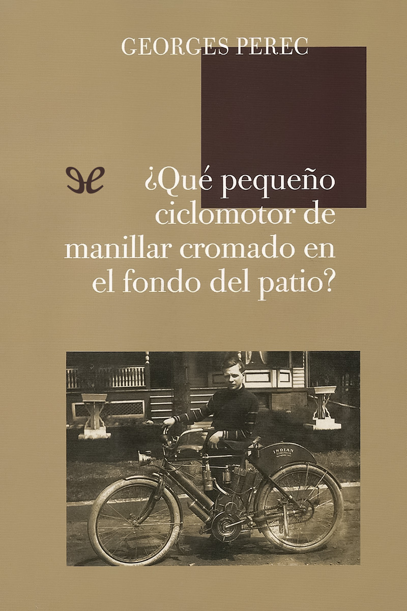 ¿Qué pequeño ciclomotor de manillar cromado en el fondo del patio?