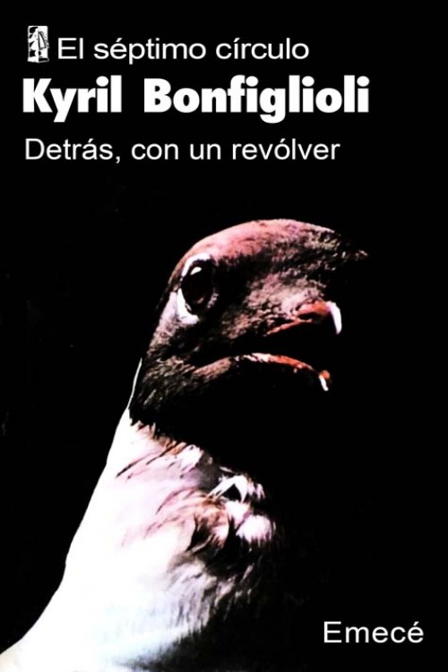 Detrás, con un revólver